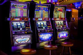 Tampilan dealer dan meja permainan live casino vegas77